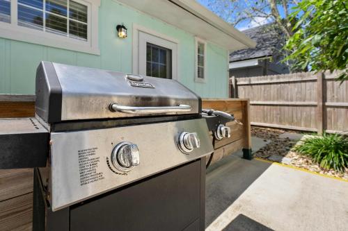 Secret Cottage 10 min to DT Pets OK BBQ Parking! - image 10