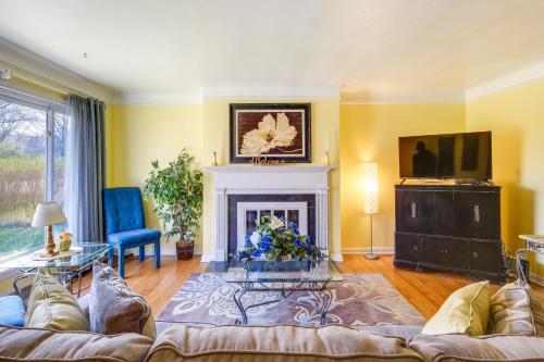 Cleveland Heights Home with Sunroom Park Across St! in Cleveland Heights, Vereinigte Staaten von Amerika