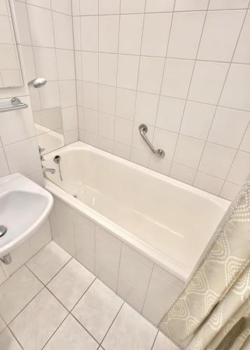 Modern Two-Bedroom apartment with Balcony in Cologne, Köln (Foto 7)