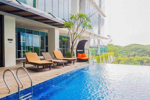 Warm and Homey 1BR at Brooklyn Alam Sutera Apartment By Travelio - image 4