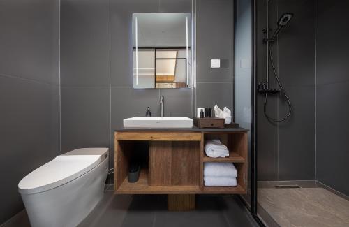 Deluxe Double Room with Bath image 2