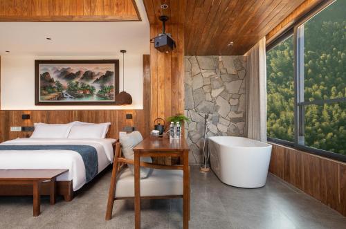 Deluxe Double Room with Bath image 4