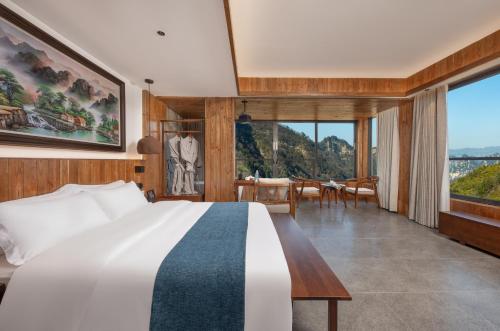 Deluxe Double Room with Bath image 8
