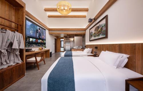 Double or Twin Room with Balcony image 8