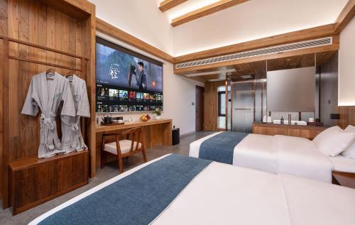 Double or Twin Room with Balcony image 7
