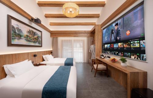 Double or Twin Room with Balcony image 9