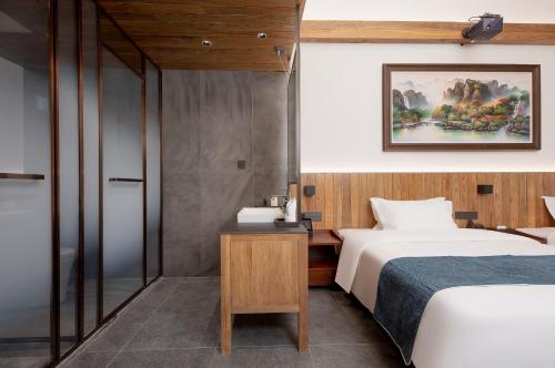 Double or Twin Room with Balcony image 4