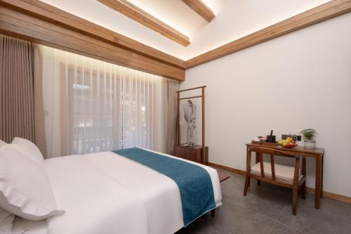 Double Room with Balcony image 7
