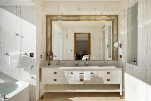 Four Seasons Twin Room  image 3