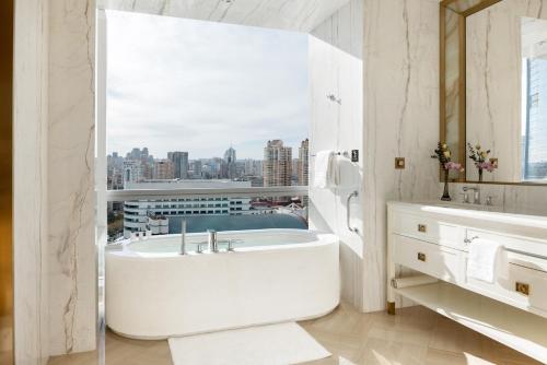 Four Seasons Twin Room  image 4
