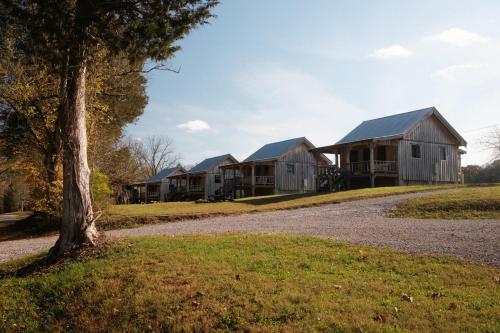 Creekside Cabin Near Waterfalls, Hiking & Lake Cabin 4 in McMinnville (TN)