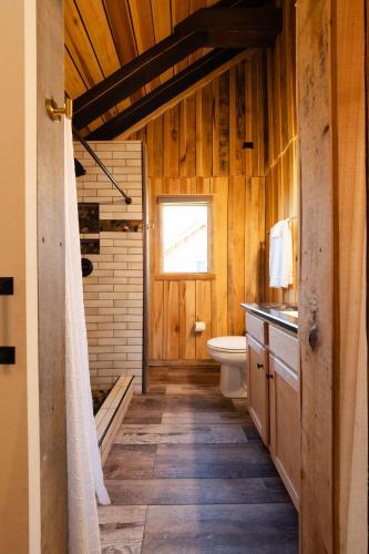 Cozy King Cabin Near Waterfalls & Center Hill Lake Cabin 3 in McMinnville (TN)
