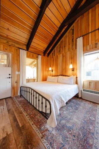 Cozy King Cabin Near Waterfalls & Center Hill Lake Cabin 3 in McMinnville (TN)