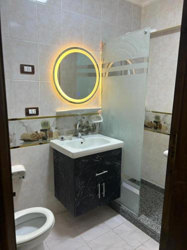 Fürdőszoba, Modern Entire studio, few steps from the sea with garden view Balcony and Free Wi Fi in Alexandria in Agami