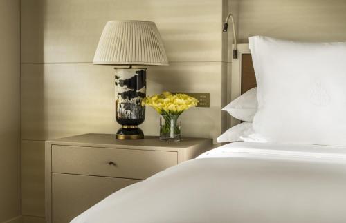 Deluxe King Room room in Four Seasons Hotel Tianjin