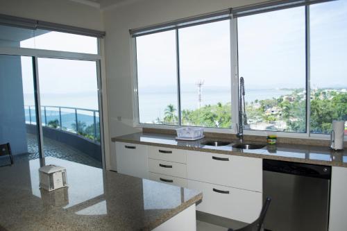 Kitchen, Puerto Azul Hotel in Puntarenas