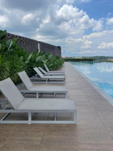 Sunway Gandaria 3BR with Aircond, Wi-Fi, Netflix, Washer, Kitchen