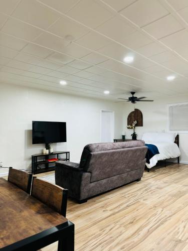 Contemporary Studio Near Mojave Aerospace Airport in Mojave
