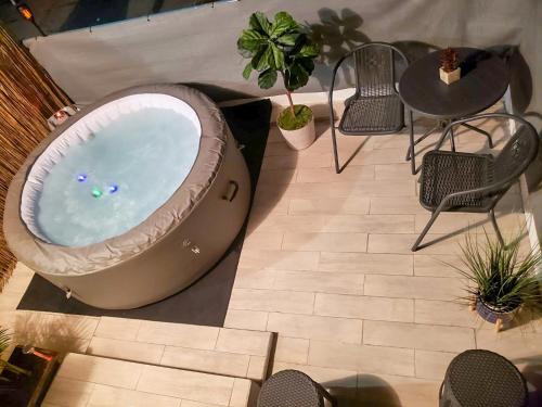 Jakuzi, Convenient stay near airport, beach, Isla Verde tourist area, with Jacuzzi in Carolina