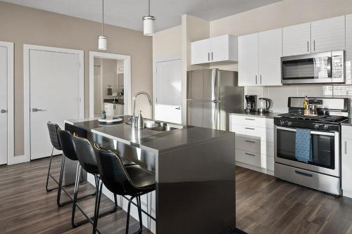 Convention Ctr - Stylish 2BD,2BA with Pool,Gym and Hot tub, Salt Lake City (photo 2)