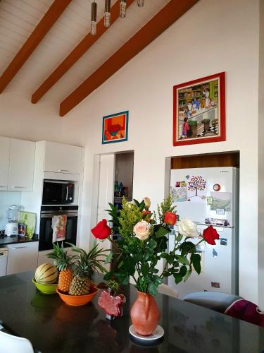 Chambre creole et sa salle de bain chez Michelle in La Desirade