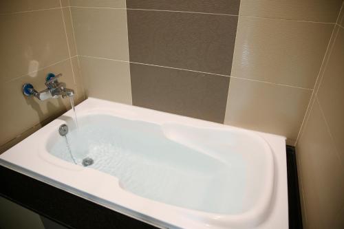 Classic Quadruple Room image 10