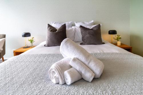 Dashing 2-Bedroom Apartment in Vibrant City Hub