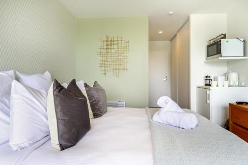 Dashing 2-Bedroom Apartment in Vibrant City Hub