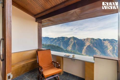 StayVista at Pine at Elysium Estate Valley 2BR, Bonfire & Meals - Shimla
