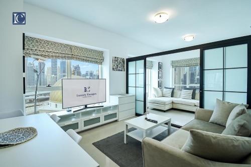 Cozy 1-Bedroom Apartment in N2 Lakepoint Tower JLT, Dubai