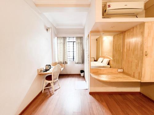 room detail thumbnail 1