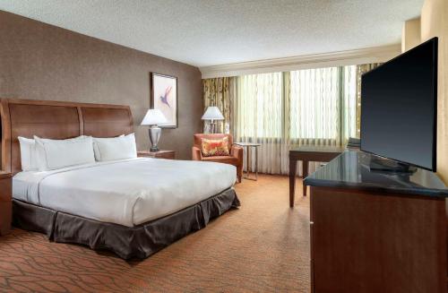 Hilton Orange County/Costa Mesa Room Type - King Room with Tub - Mobility and Hearing Access