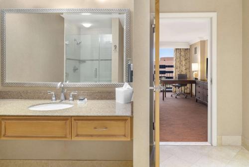 One-Bedroom Junior Parlor King Suite