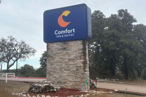 . Comfort Inn & Suites Burnet