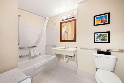 Comfort Inn & Suites Decatur-Forsyth in Forsyth, USA