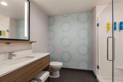 Tru by Hilton Lodi Room Type - King Room with Walk-In Shower