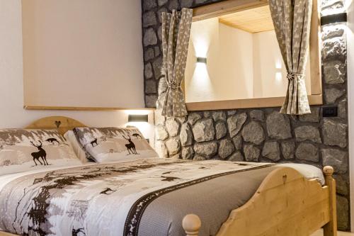 1 queen bed, 2 twin beds