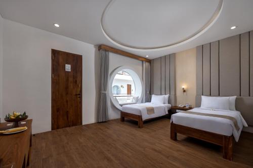 Deluxe Twin Room image 2
