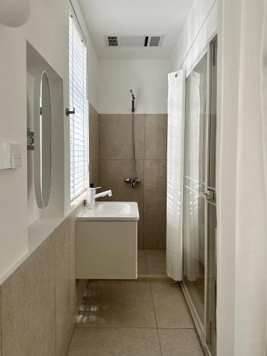 Shanghai Hills & Art Suite 18 - Near Line 1 & 7 Changshu Road Metro, Shanghai (Foto 6)