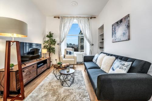 Cozy Central 2 Bed Apt with Great View - Parking, Edimburgo