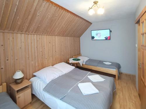 1 double bed, 2 twin beds
