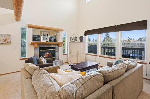 Quiet River Spacious Hood River Home - 30 Day Minimum! townhouse in Bend, USA