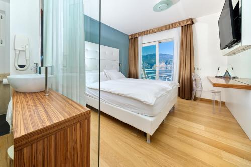Hotel Capri - image 11