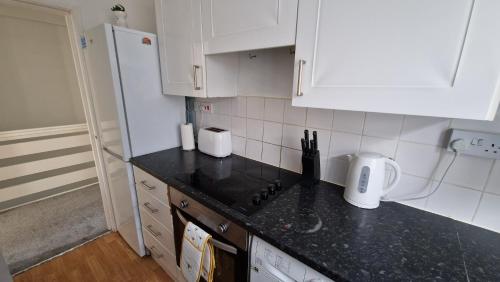Kitchen, Central and well-equipped 2 bed flat in Maidenhead in Maidenhead