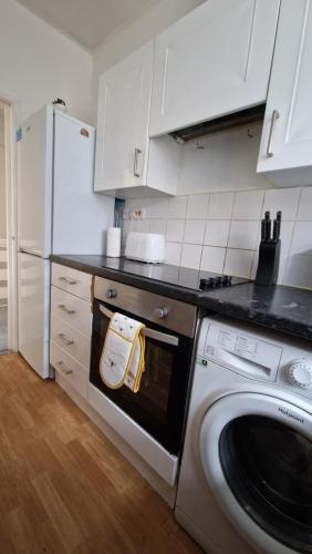 Kitchen, Central and well-equipped 2 bed flat in Maidenhead in Maidenhead