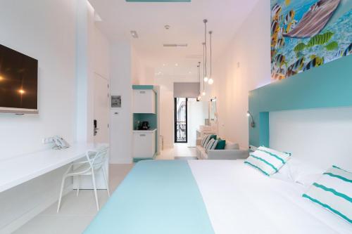 Suite Emblem room in HD Acuario Lifestyle
