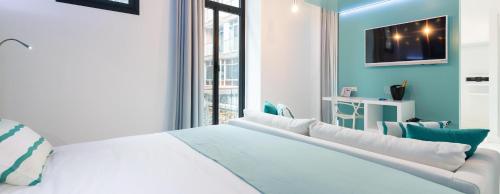 Suite with Balcony image 3