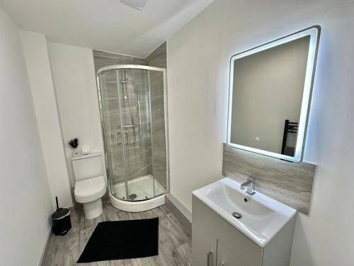 Fürdőszoba, Two Bedroom Flat by Brookland Stays Serviced Accommodation Short Lets Leeds with Free WiFi near Leeds Bradford repülőtér