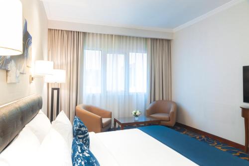 Deluxe King Room - Complimentary Transfer to Bluewater Island and JBR image 10