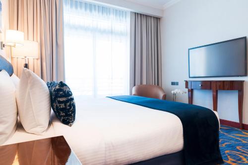 Deluxe Suite One Bedroom - Complimentary Transfer to Bluewater Island and JBR image 4